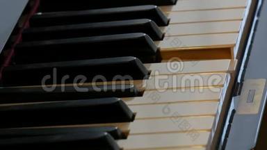 近距离观看神秘的自弹<strong>钢琴</strong>，没有<strong>钢琴</strong>家。 <strong>钢琴</strong>自己弹。 万圣节的概念。